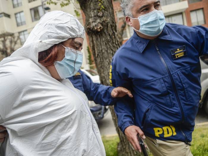 Envuelto en papel y con quemaduras: hallaron celular de Ámbar oculto en techo