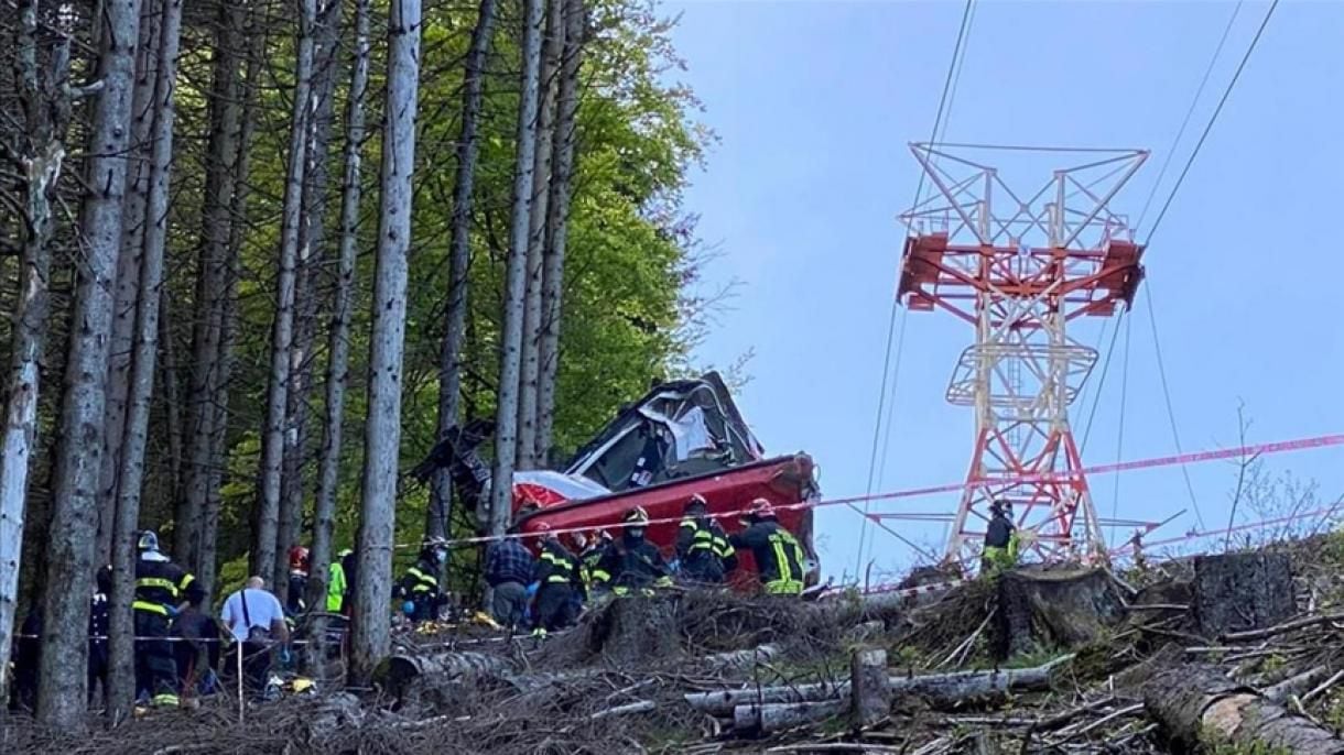 Al menos 13 muertos tras descolgarse un teleférico en Italia