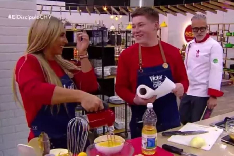 "Está dejando la c...": el cómico momento que protagonizaron Víctor Díaz y Nicole Moreno mientras cocinaban