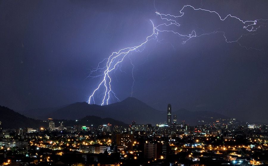 Dirección Meteorológica emite alerta por tormentas eléctricas entre Valparaíso y Aysén para este miércoles