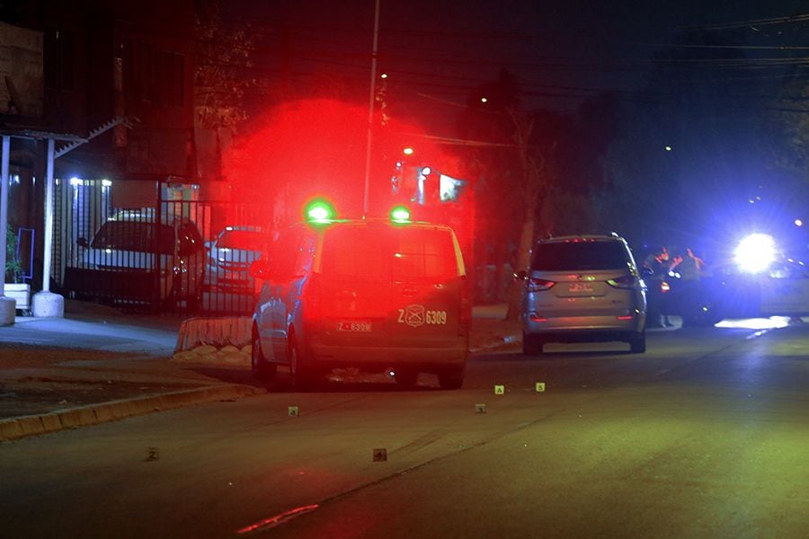 SIAT de carabineros trabaja en accidente entre auto particular y furgón policial