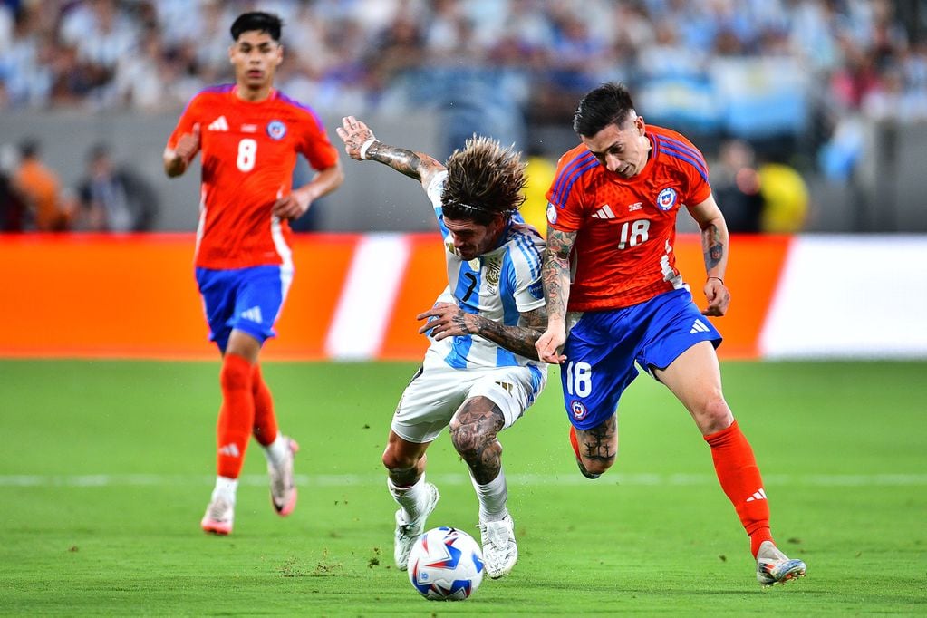 Echeverría disputa la pelota con Rodrigo De Paul en el duelo ante Argentina. Foto: Adrian Macias/Mexsport/Photosport