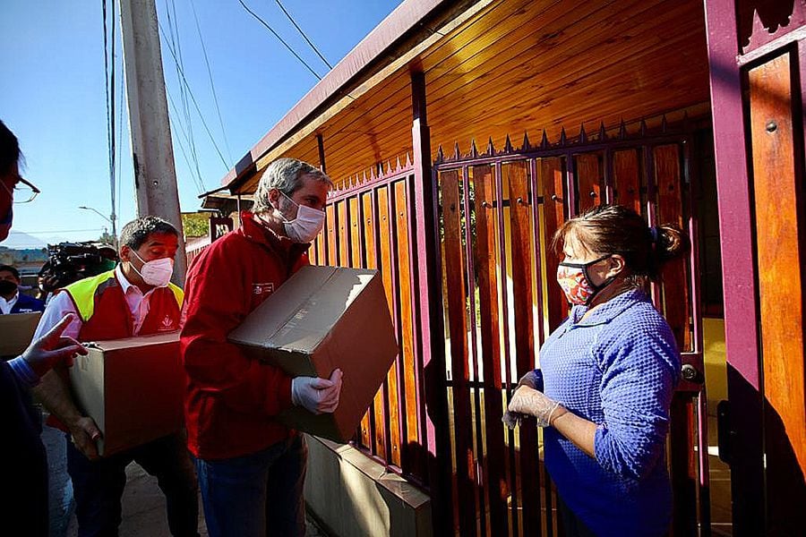 Ministros y autoridades reparten cajas de ayuda en Independencia