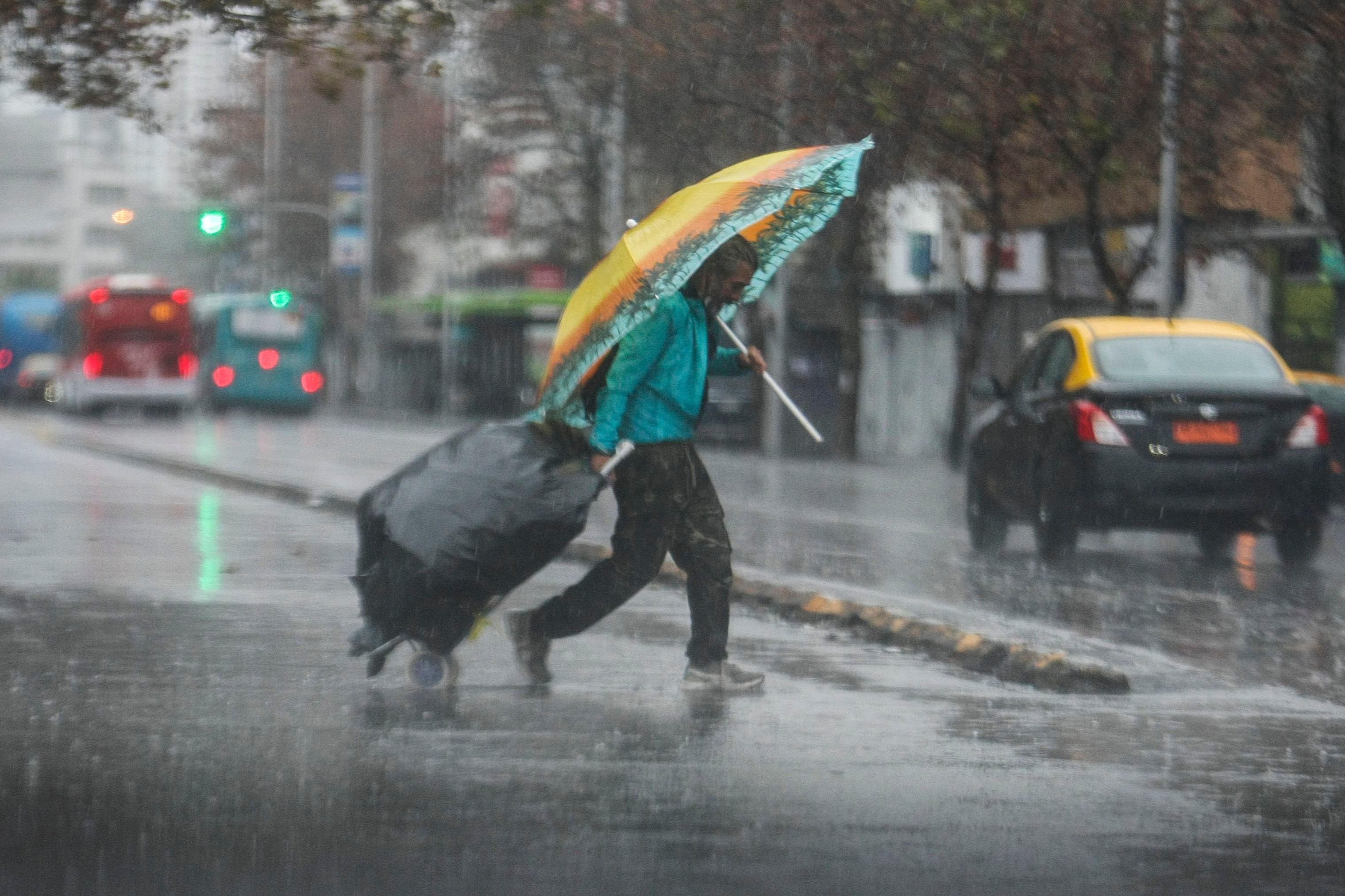 1.500 hogares sin suministro eléctrico por lluvias en la Región Metropolitana