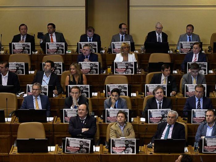 "Miserable": el hostil recibimiento de los diputados UDI a Boric en el Congreso