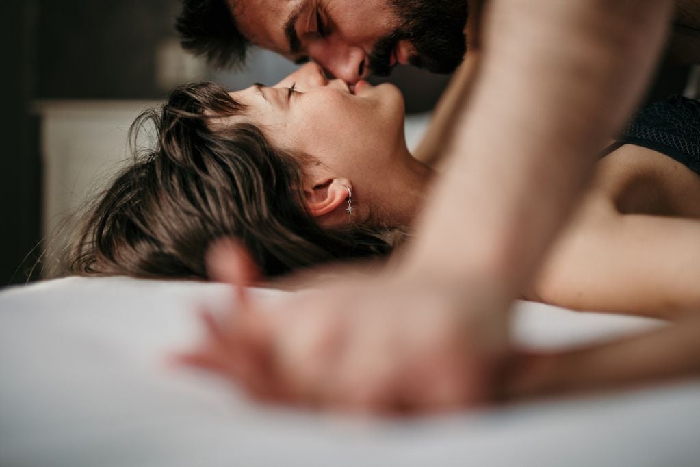 ¿Un mañanero? Estudio afirma que la mejor hora para el sexo es durante la mañana. Foto referencial: Getty Images.