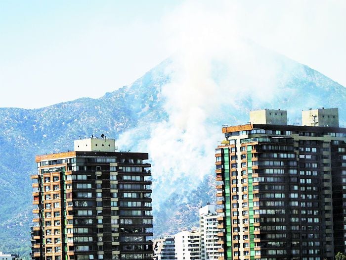 Pirómano habría provocado el fuego en Cerro Manquehue