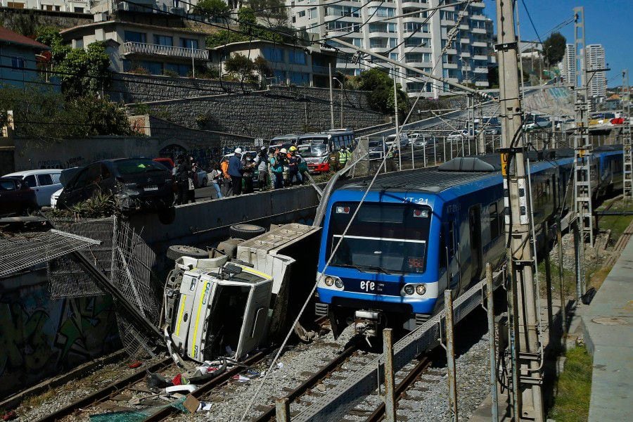 Accidente termina con un camión volcado sobre los rieles del metro de Valparaíso