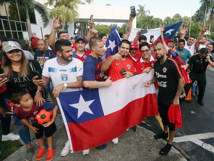 Arturo Vidal asume como un error el rayado del camarín peruano en 2015