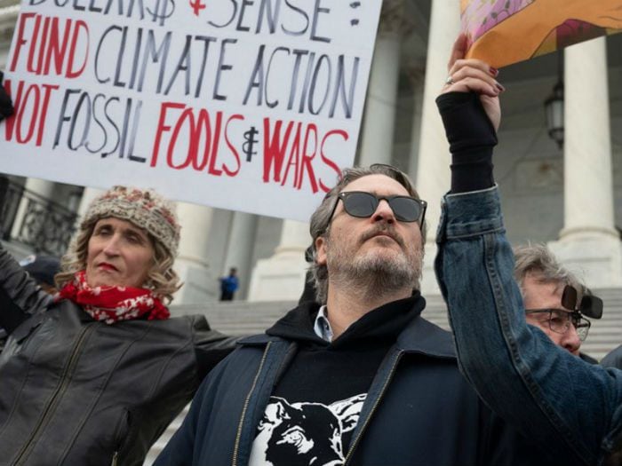 Joaquin Phoenix y Martin Sheen arrestados por manifestarse contra el cambio climático