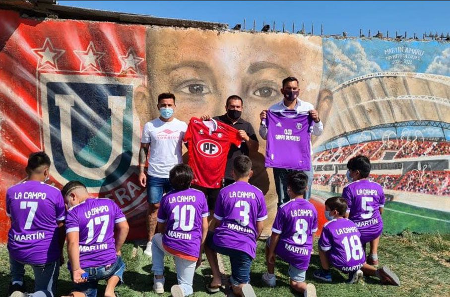 Homenaje y cambio de camisetas por "Martincito"