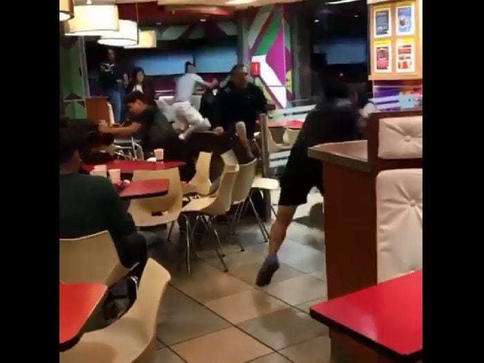 Registran brutal pelea al interior de local de comida rápida en Viña del Mar