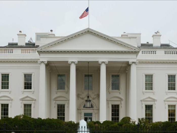 Igual que Chile: rebautizan calle frente a la Casa Blanca en medio de levantamiento social