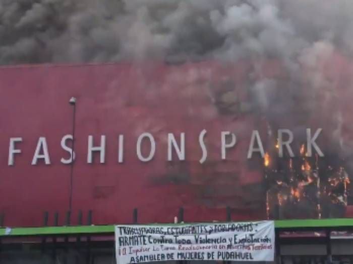 Feroz incendio afecta al local Fashion Park en el centro de Santiago