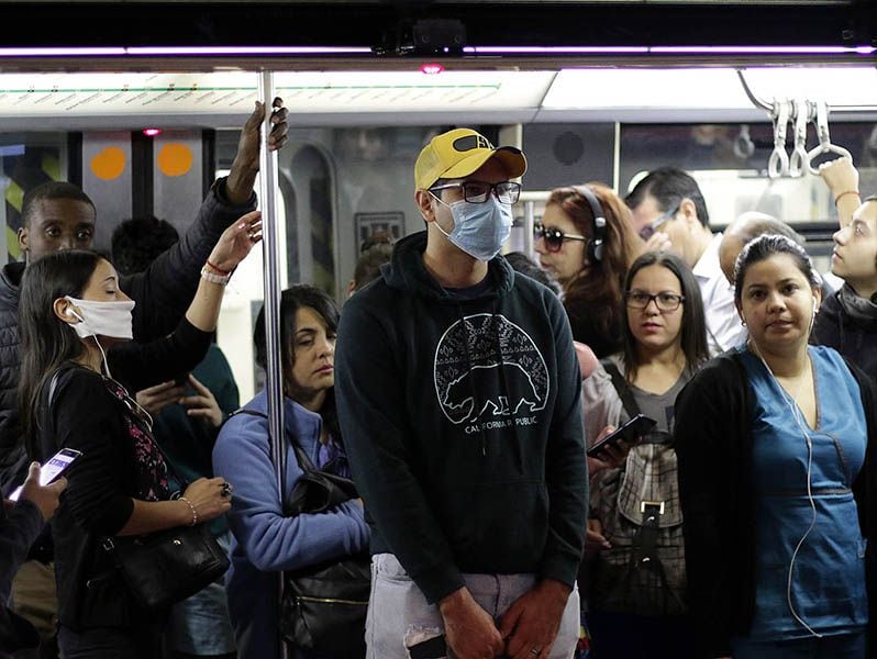 Usuarios del metro comienzan el uso de mascarillas para evitar contagio del COVID-19