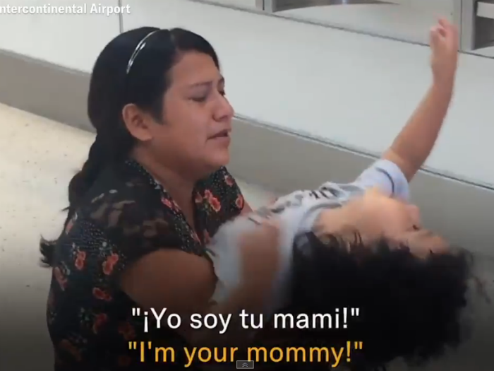 "¡Yo soy tu mami!": desgarradora reacción de un niño separado de su madre en frontera de EE.UU