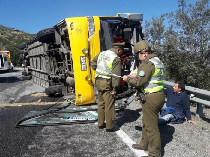 Volcamiento de bus que trasladaba escolares dejó al menos tres fallecidos