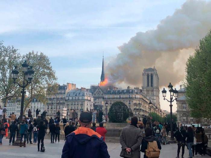 Francia: se desata un enorme incendio en la catedral Notre Dame