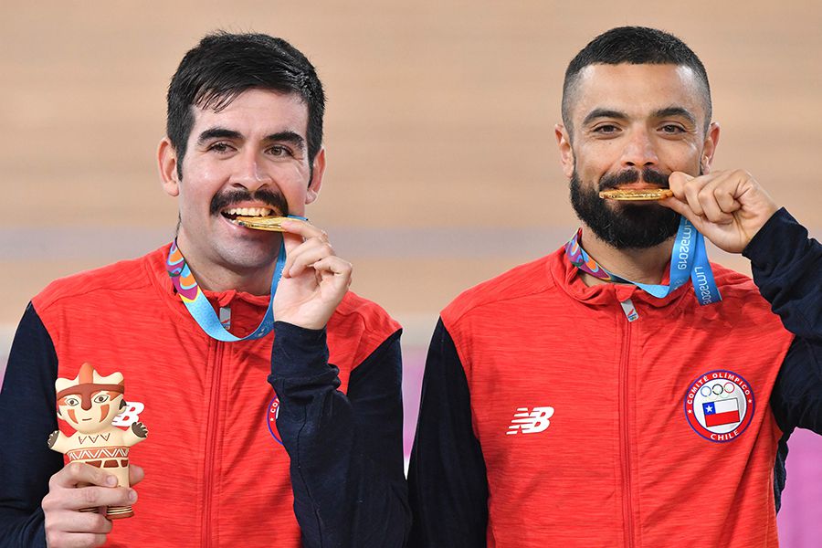 Don't stop me now: dupla bigotona trae nuevo oro