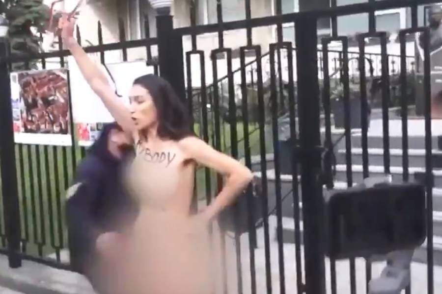 Feminista se desnuda frente a embajada de Polonia en protesta por prohibición del aborto