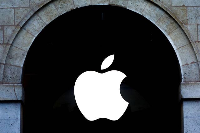 FILE PHOTO: Logo da Apple em Paris