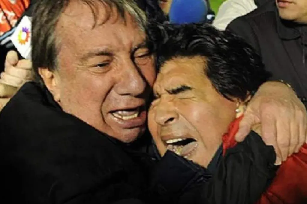 Carlos Bilardo abrazando a Diego Maradona.