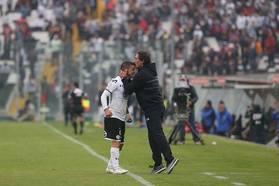 Típico de Costa: anotó un gol olímpico y sacó el beso del guerrillero