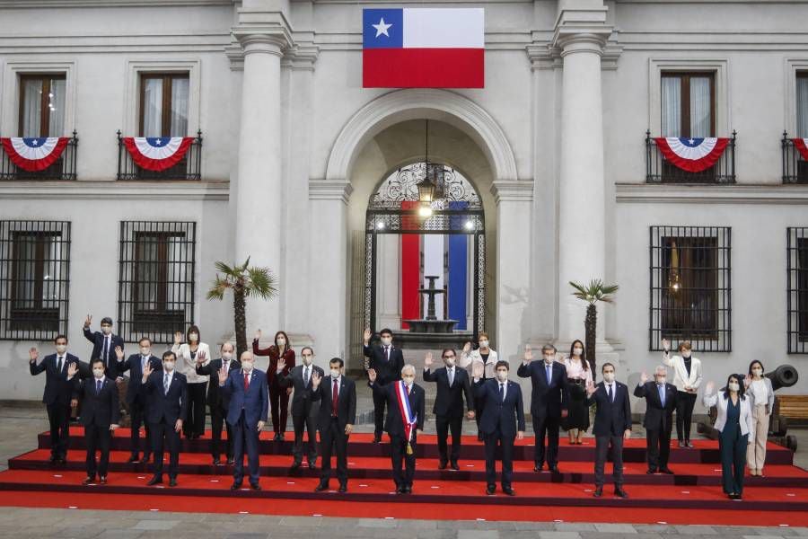 Con distanciamiento y mascarillas: Piñera encabeza su última foto oficial junto a ministros