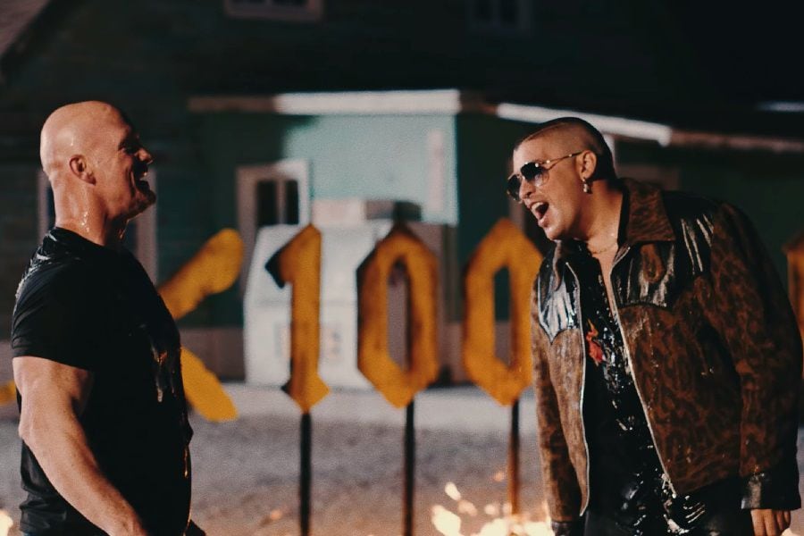 Bad Bunny sufre con la paralizadora de Stone Cold en nuevo videoclip