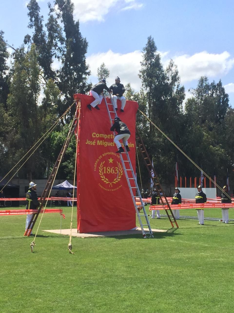 700 voluntarios del Cuerpo de Bomberos de Santiago participan en competencia anual