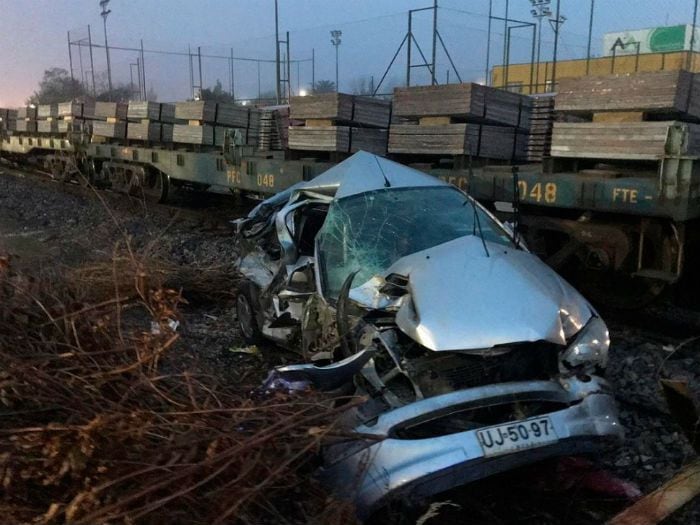 Embarazada salvó de milagro tras brutal choque entre tren y auto