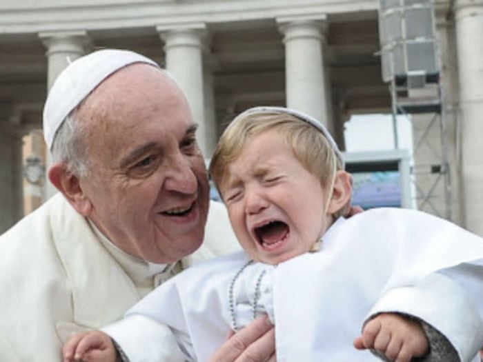 Papa Francisco: "Los niños lloran conmigo, les recuerda al doctor"