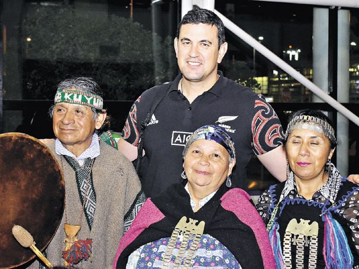 Mapuches recibieron a los All Blacks con un ritual que no se hacía hace más de un siglo