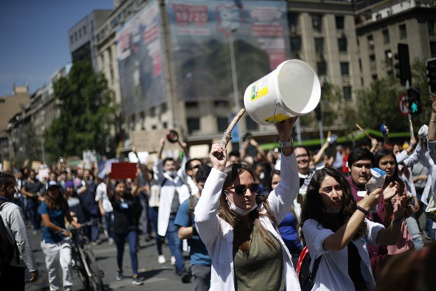 Funcionarios de la Salud marchan hacia el Ministerio de Salud