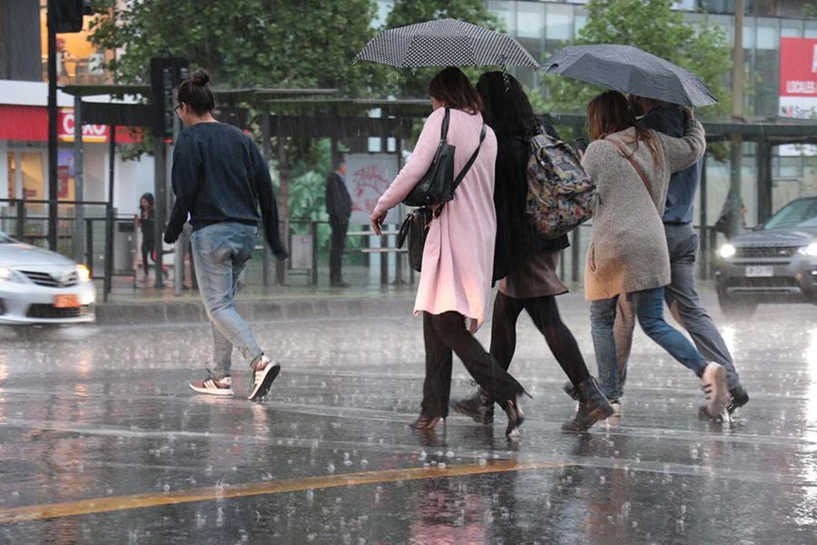 “Las primeras precipitaciones del año”: ¿a qué hora llueve en Santiago este miércoles?