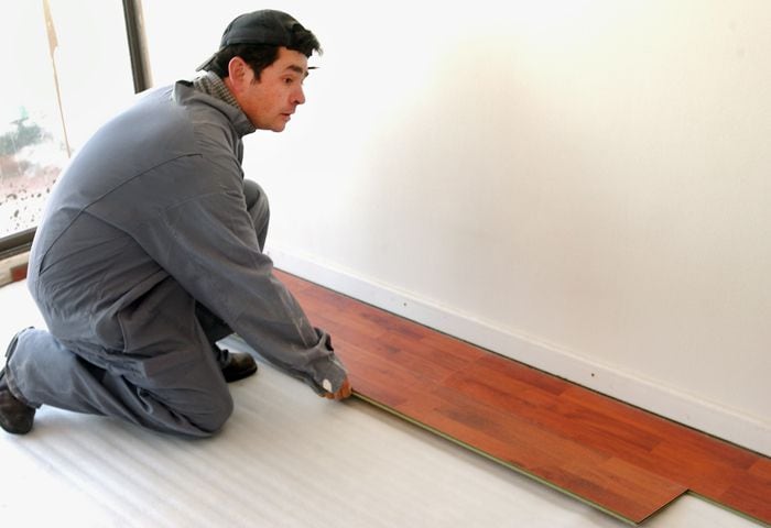 El cambio de piezas del piso flotante a causa de acumulación de agua