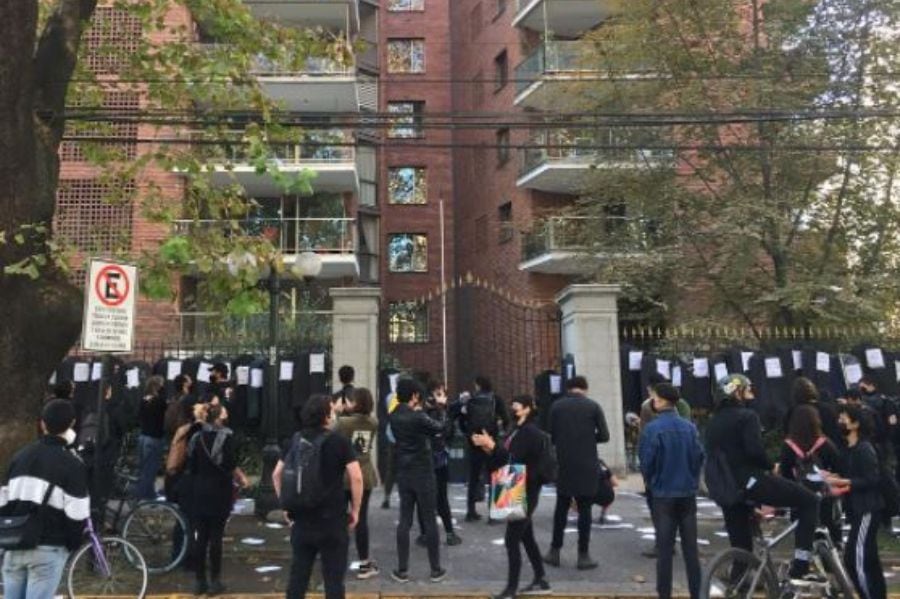 "Ante el abandono y desprecio...": actores conmemoran Día del Teatro protestando frente a casa de ministra de Cultura