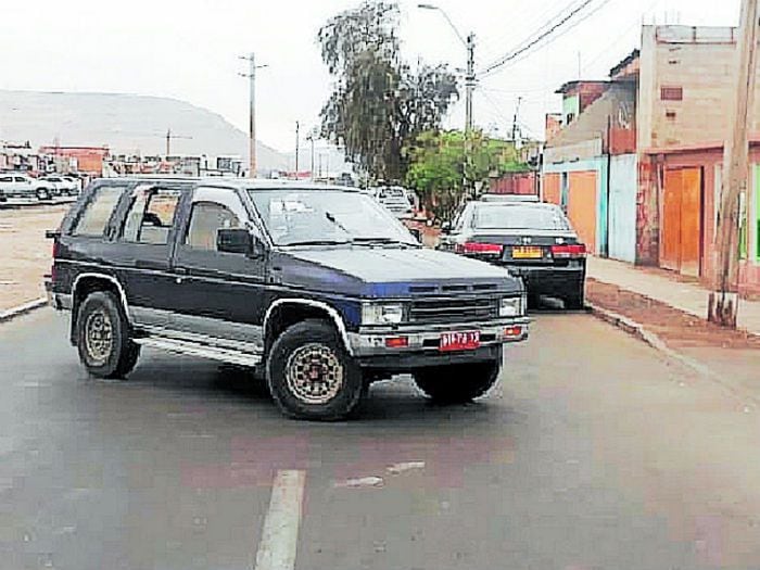 Pidió ayuda a policías para empujar un auto... ¡robado!