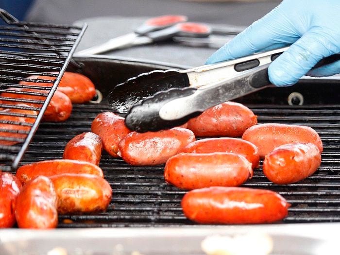 Entregan choripanes en el marco del Día del Choripán en Marraqueta