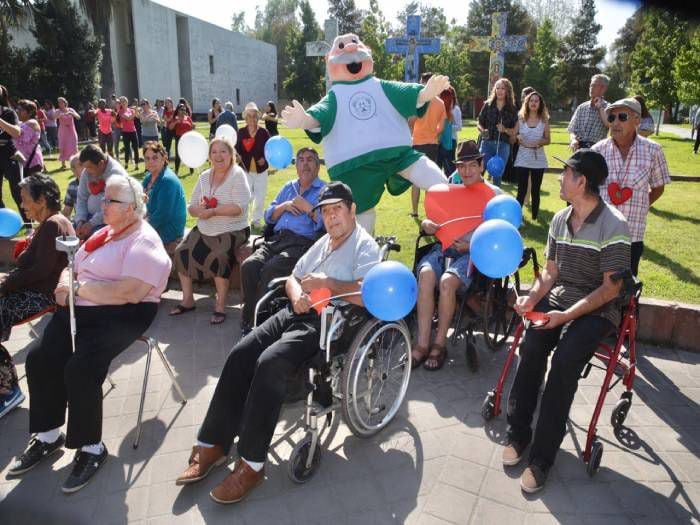 Doctor Simi celebró el Día del Amor junto a 100 acogidos del Hogar de Cristo