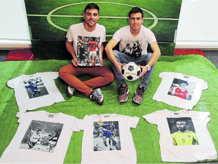 Leyendas del fútbol reviven en poleras que dejan pillos a millennials