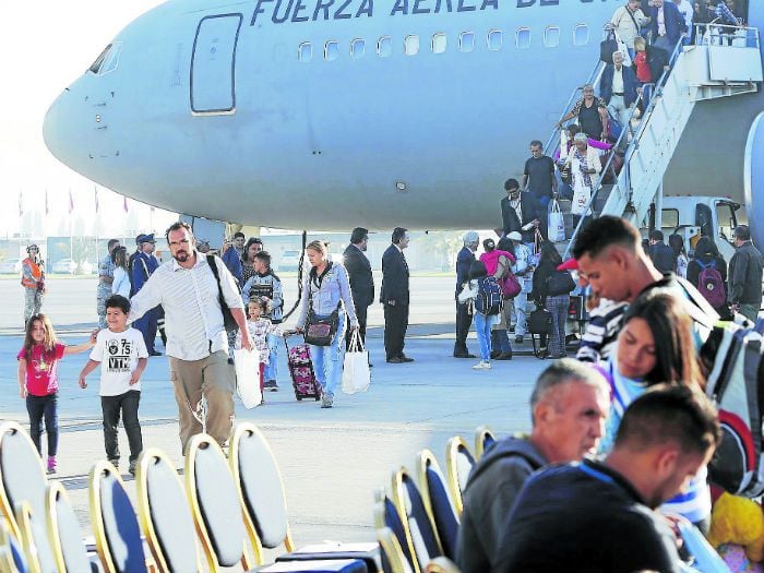 Cien chilenos y un gatito arribaron en vuelo de la esperanza