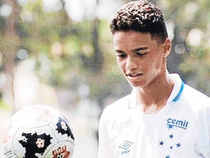 Hijo de Ronaldinho firmó su primer contrato con Cruzeiro