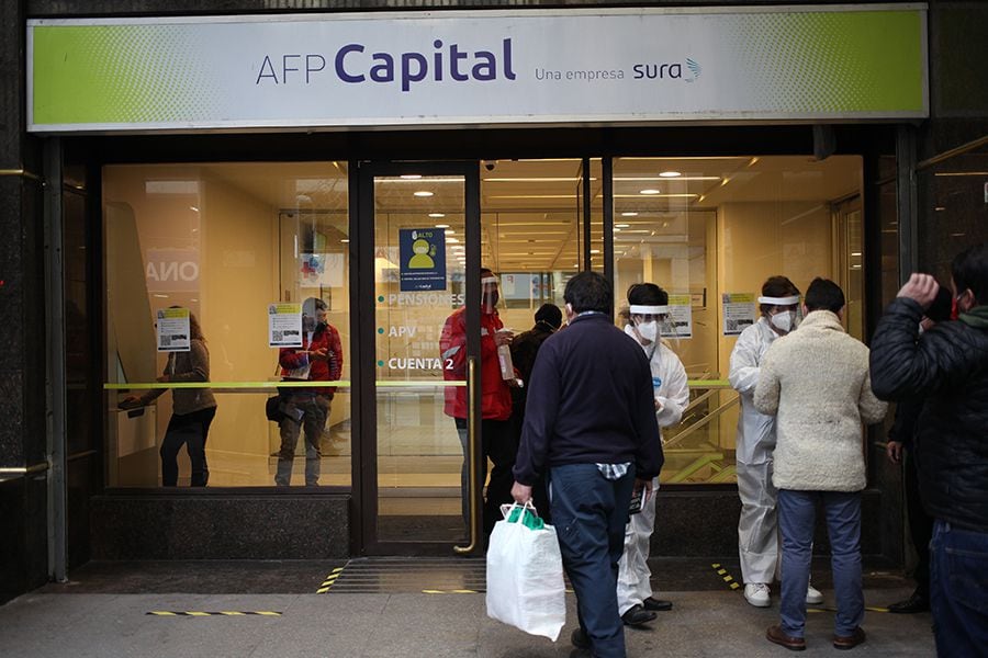 Primer día para realizar el tramite del retiro del 10% a las afueras de la AFP Capital.