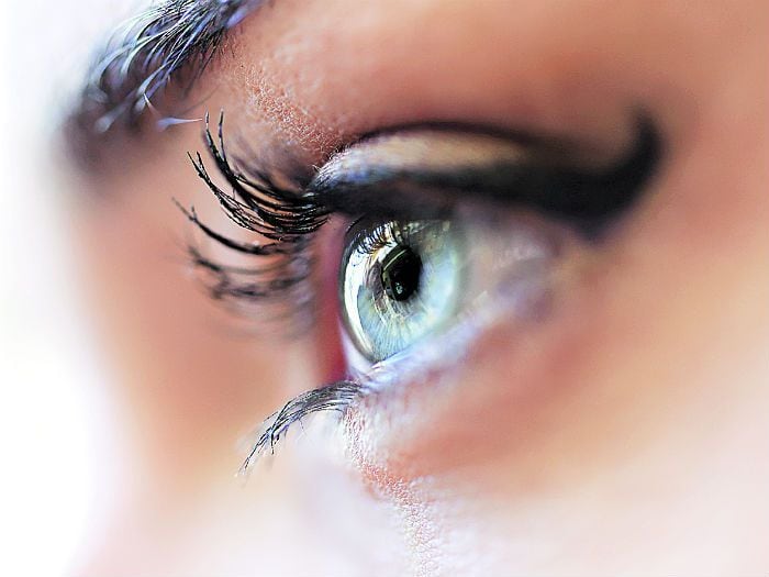 El lente que se instala dentro del ojo y sana las cataratas