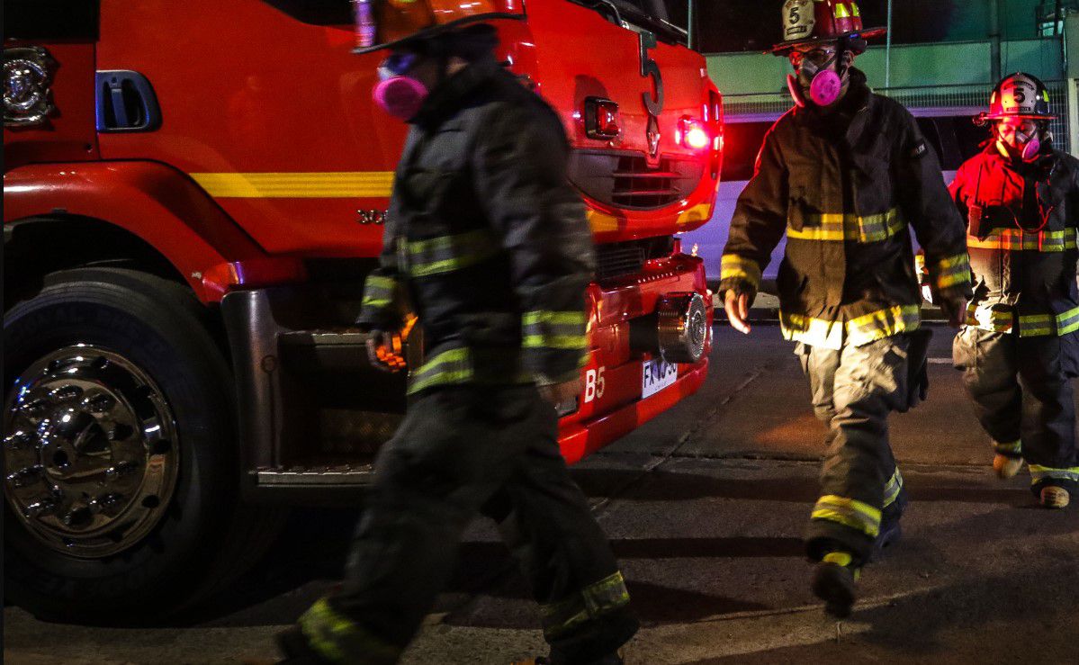 Incendio afectó al menos cuatro residencias en Santiago Centro