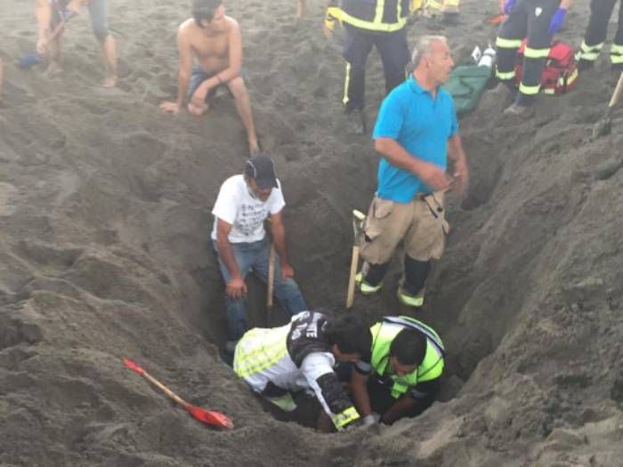 Muere joven que quedó sepultado en un túnel de arena en El Tabo