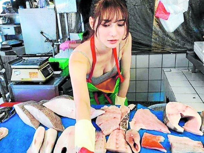 Revuelo en la web con "la vendedora de pescado más bella"