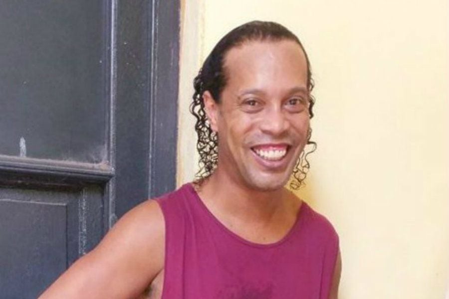 "Siempre está sonriendo": comisario da detalles de los días de Ronaldinho en prisión