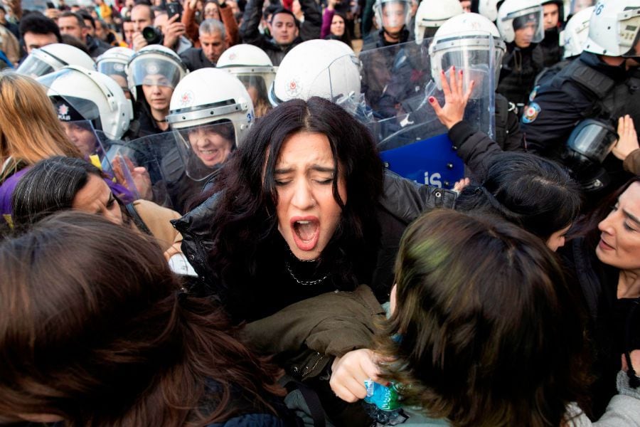 Policía dispersa mujeres que cantaban "Un violador en tu camino" en Estambul